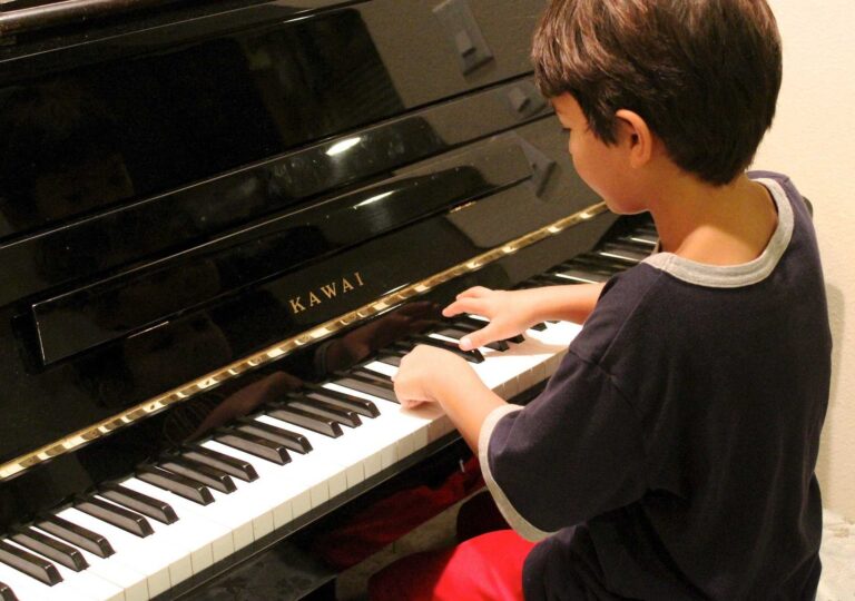Te lekcje gry na pianinie naprawdę się opłacają!